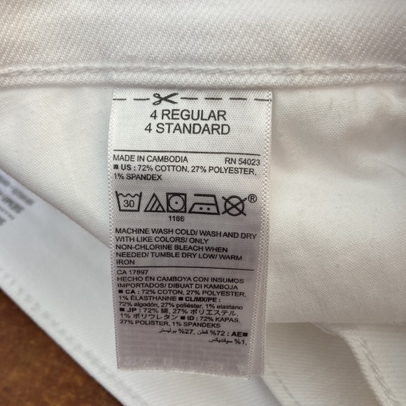 EUC Women’s Old Navy White Cut Off Denim Shorts Sz 4 - Picture 8 of 8